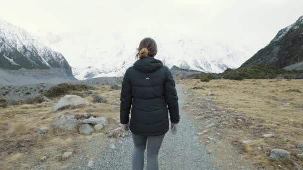 Close Side Shot Woman Walking Snow Capped Mountains New Zealand — Vídeos de Stock