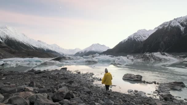 Egy Sétál Fel Jeges Tasman Szélére Zéland Déli Szigetén Hóval — Stock videók