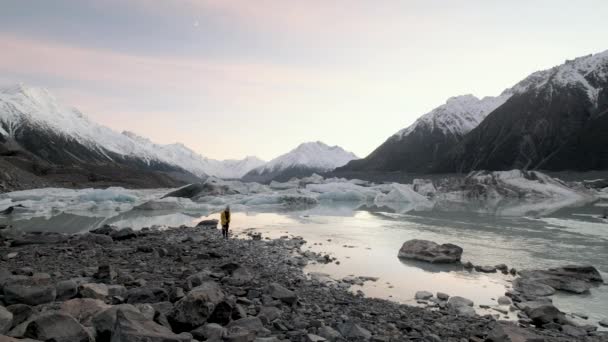 Woman Walking Glacial Tasman Lake Mount Cook New Zealand Lake — Vídeos de Stock