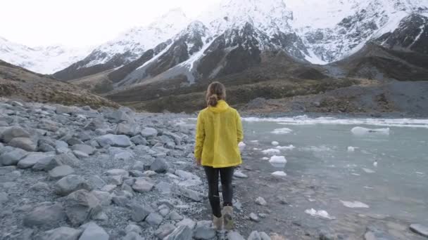 Walking Alongside Glacial Lake Hooker Valley Mount Cook Cold Winters — Vídeo de Stock