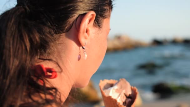 Closeup Slowmo Shot Beautiful Woman Natural Look Eating Ice Cream — Vídeos de Stock