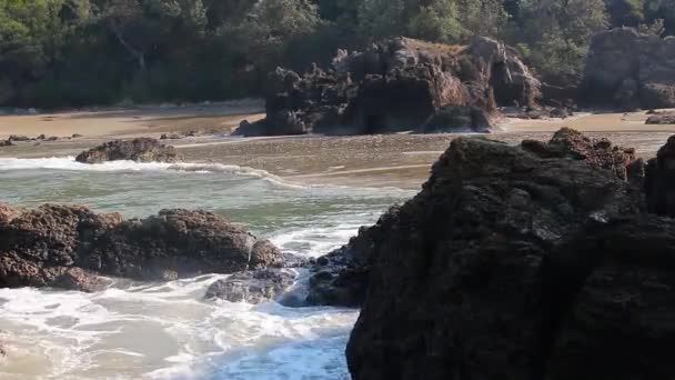 Ένα Πλάνο Της Εισερχόμενης Παλίρροιας Που Πέφτει Πάνω Βράχους Κατά — Αρχείο Βίντεο