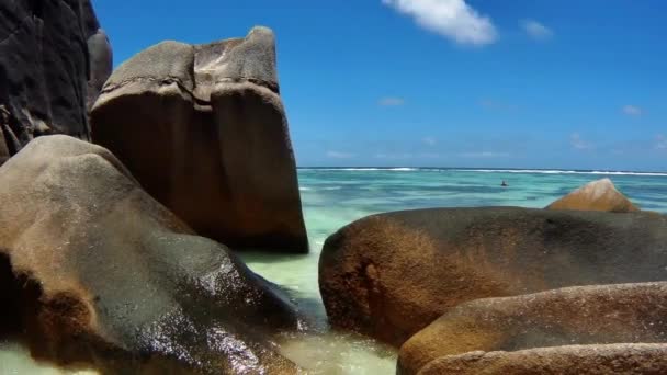 Paning Shot Man Water Rocky Beach Seychelles Clear Blue Sky — Vídeo de stock