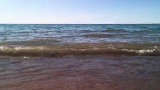 Onde Che Infrangono Sulla Spiaggia — Video Stock