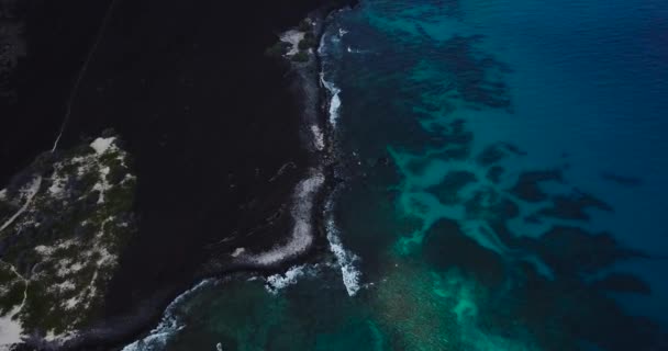 Black Sand Complimented Turquoise Water Hawaii — Stock video