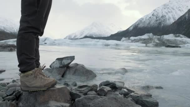 Standing Edge Glacial Lake New Zealand Morning Hiking Walking National — Vídeo de Stock