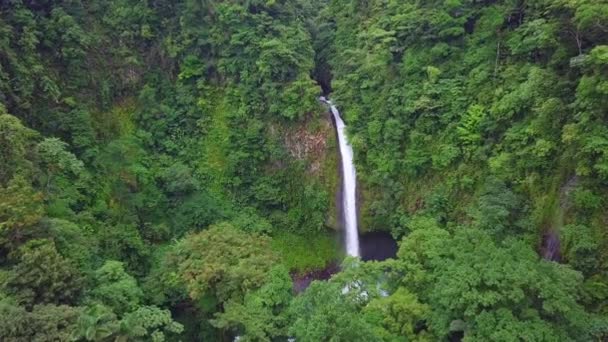 Flying Stunning Fortuna Waterfall Costa Rica Rainforest Aerial — Vídeos de Stock