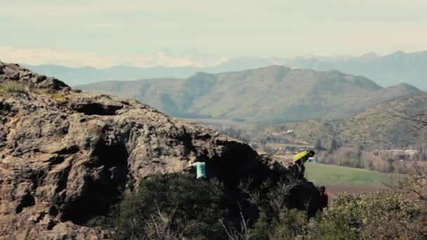 Clambing Top Rock Familly Friends — Stock video