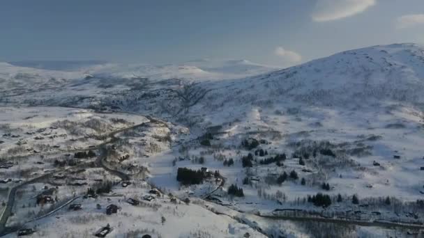 Πετώντας Πάνω Από Ένα Νορβηγικό Χωριό Στους Νεκρούς Του Χειμώνα — Αρχείο Βίντεο