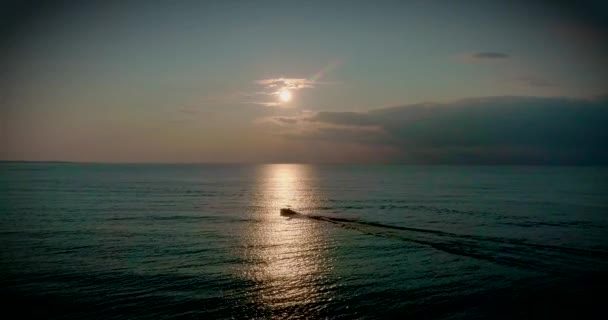 Aerial Footage Boat Speeding Lake Beatiful Sunset — Video Stock