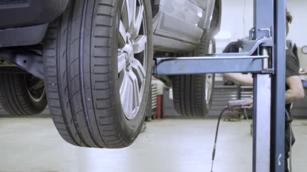 Car Mechanic Checking Tire Pressure Car Lift High Quality Car — Stockvideo