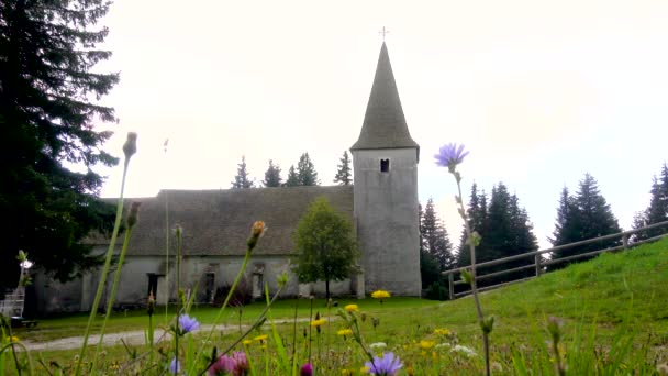 Time Lapse Dramatic Clouds Alpine Church Meadow Flowers Front Trije — Stock videók
