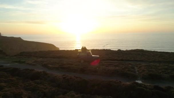 Aerial Cute Couple Four Four Vehicle Ocean Cliffs Sunset — Stockvideo