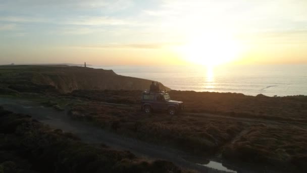 Cinematic Aerial Cute Couple Four Four Vehicle Ocean Cliffs Beautiful — Stock videók