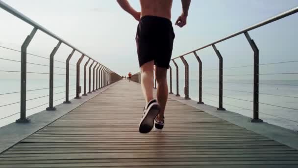 Молодой Привлекательный Спортсмен Убегает Полуголый Мосту Утром Точки Зрения Замедленной — стоковое видео