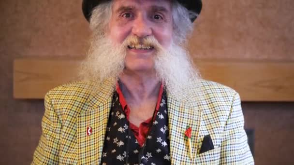 Μεγαλύτερος Άντρας Γενειάδα Μονόκλ Και Καπέλο Χαμογελαστός Και Σηκωμένους Τους — Αρχείο Βίντεο