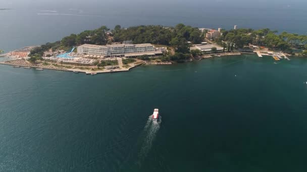 Πλοίο Φτάνει Στο Νήσος Νίκολα Κοντά Στο Πόρεκ Ίστρια Κροατία — Αρχείο Βίντεο
