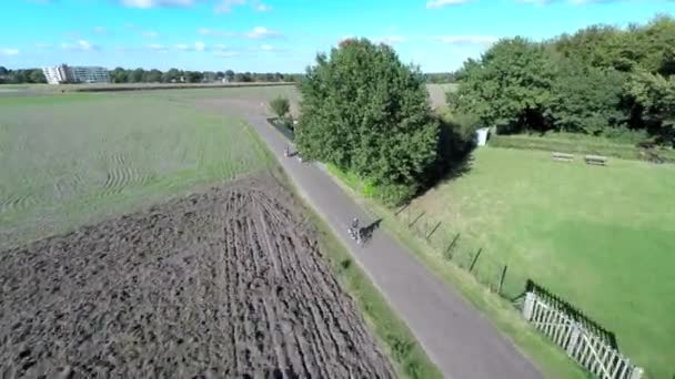 Съёмки Воздуха Деревьев Велосипедистов Сельской Местности — стоковое видео