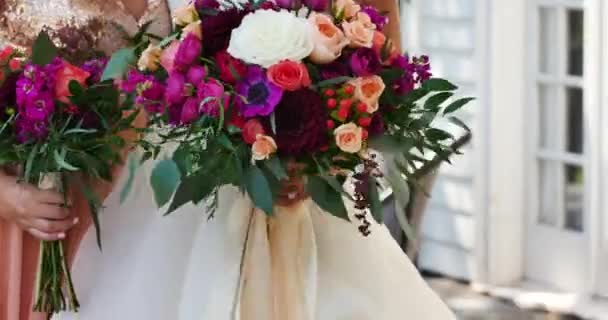 Невеста Подружка Невесты Держат Букеты — стоковое видео