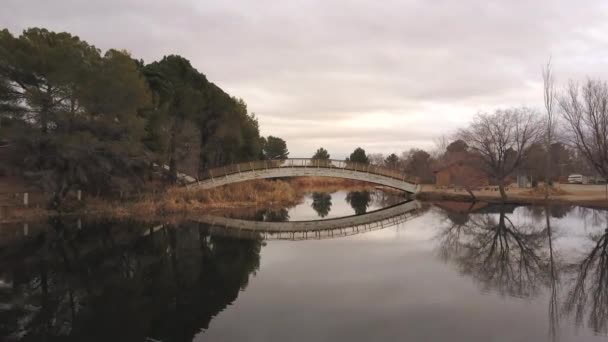 Flying Apollo Park Lake Bridge Lancaster California Fall Day — Stok video