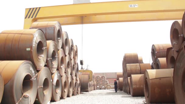 Bir Fabrikanın Deposunda Ağır Çelik Bobinleri Kaldıran Vinç — Stok video