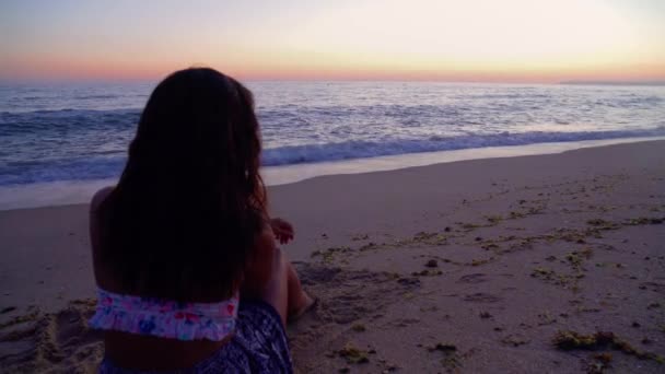 在海滩上放松的女人凝视着夕阳 — 图库视频影像