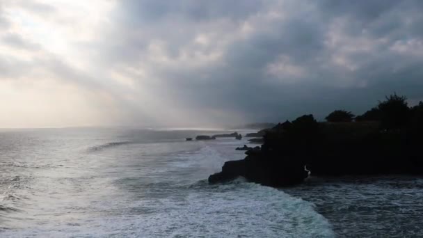 Хвилі Розбиваються Берег Балі — стокове відео