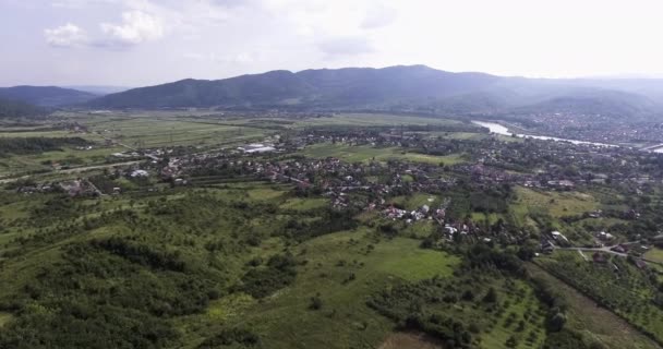 Letecký Pohled Letící Přes Hory Rumunsku Krásnému Městu Dálce — Stock video