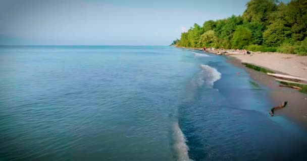 Waves Crashing Shoreline Lake Erie Ohio Hot Summer Day — Stockvideo