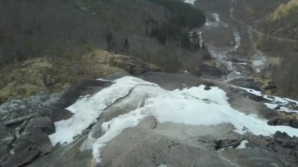 Drone View Flying Waterfall Cutting Surrounding Melting Snow Slow Tilt — Vídeo de Stock