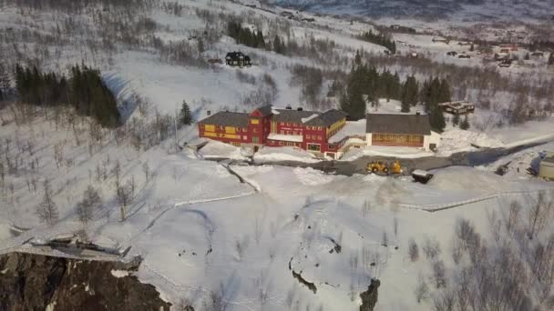 Amazing Aerial View Large Snow Covered Norwegian Hotel Located Edge — Stockvideo