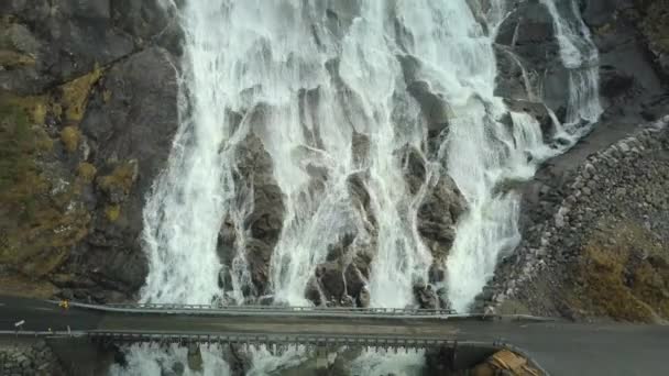 Close Pull Back Shot Famous Furebergfossen Waterfall Norway Aerial View — Stock video