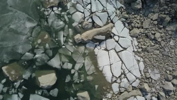 Rising Overhead Shot Large Chunks Ice Shoreline Lake Norway — Vídeo de stock