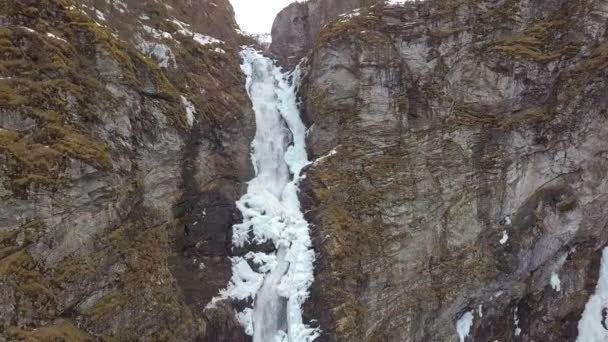 Aerial View Icy Waterfall Cutting Cliff Norway Slow Decending Motion — Video Stock