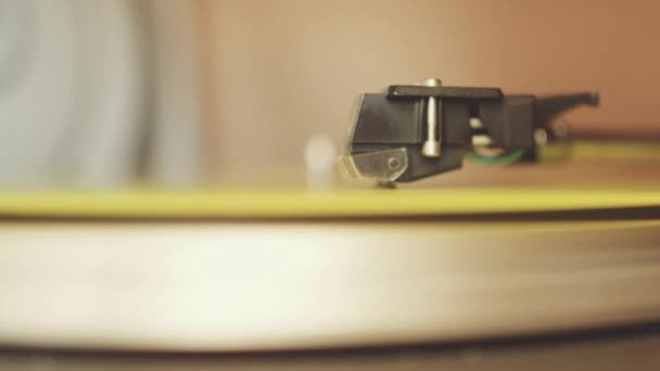 Old Dusty Record Player 1970 Playing Yellow Vinyl Record — ストック動画