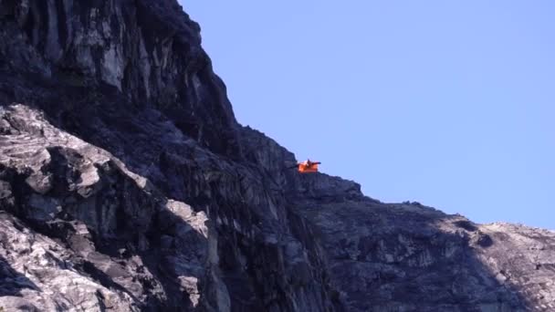 Muž Který Potápěl Obleku Norských Horách Zpomalil — Stock video