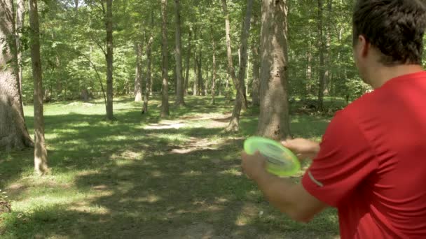 Man Starts Disc Golf Impressive Drive Trees Slow Motion — ストック動画