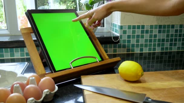 Preparazione Cottura Cottura Con Una Ricetta Tablet Schermo Verde — Video Stock