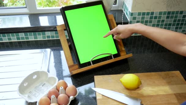 Preparazione Cottura Cottura Con Una Ricetta Tablet Schermo Verde — Video Stock