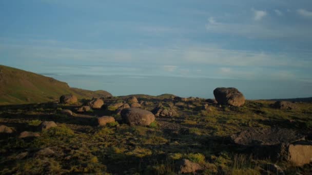 劇的なアイスランドの風景 周りに人がいない美しい自然 カメラの動き 安定したジンバル安定剤でドリーを追跡するカメラ 広角レンズ — ストック動画