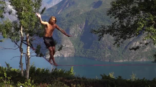 Man Walking Slackline Beautiful Nature Scenery Norway Europe — ストック動画