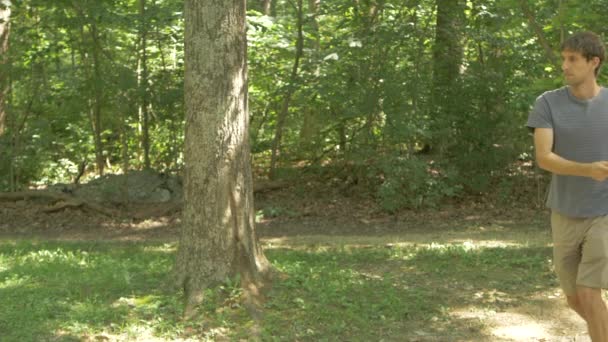 Man Throwing Driver Beginning Disc Golf Wooded Course Slow Motion — Stock videók