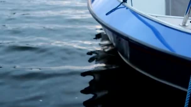 Современная Моторная Лодка Пришвартована Причалу Голубая Веревка Спокойные Волны Пристыкована — стоковое видео