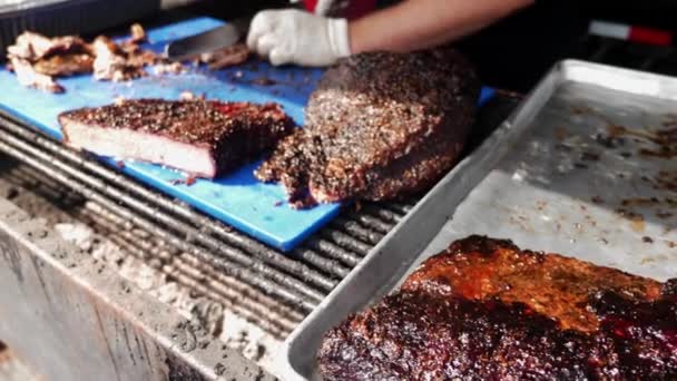 Bbq Grill Chef Carves Smoked Beef Brisket — Stock video