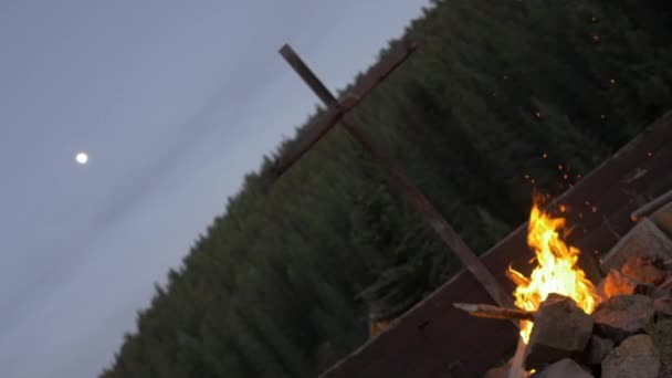 Campfire Burning Next Wooden Cross Full Moon Evening Woods Colorado — Stok video