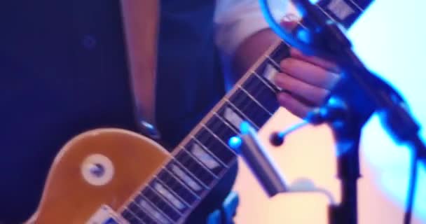 Весільна Група Електрична Гітара Грає Під Вечірнім Вогнем — стокове відео