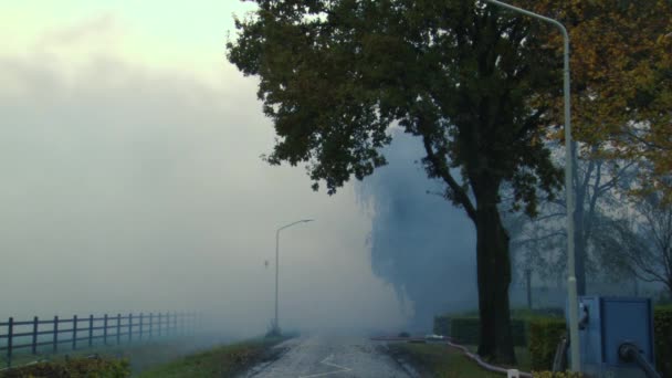Σύννεφο Καπνού Από Πυρκαγιά Ελαστικών — Αρχείο Βίντεο