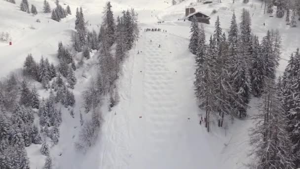 Aerial Drone Shot Skiers Riding White Snowy Slopes Verbier Switzerland — Vídeo de stock