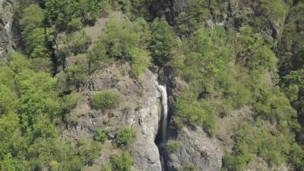 Aerial Drone Shot Green Forest Rocky Mountain Cliffs Tall Waterfall — Vídeo de Stock