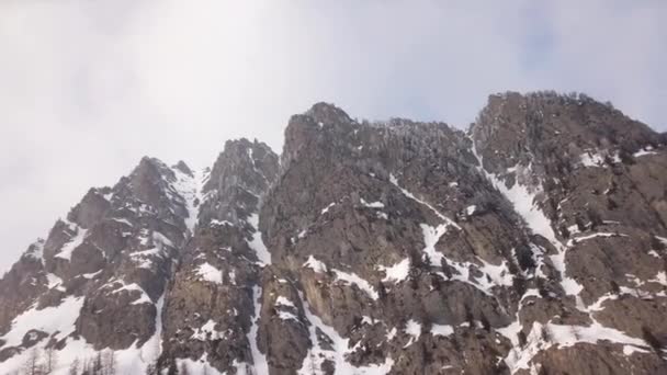 Aerial Shot Looking Steep Snow Covered Mountain Peaks Verbier Switzerland — ストック動画